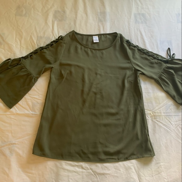 ✨Time and Tru Women’s Green Blouse Size 4-6 - Picture 2 of 6